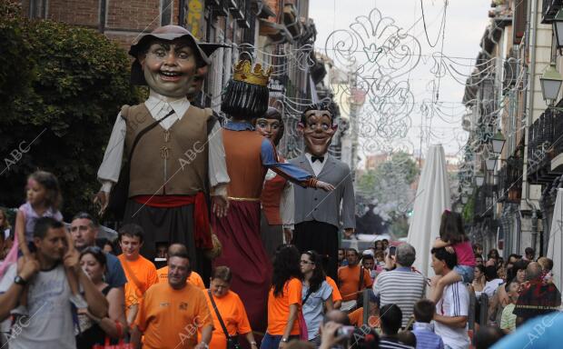 Gigantes y cabezudos en la calle mayor