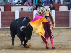 Daniel Luque en su primer toro en la feria de la Virgen de San Lorenzo, patrona...