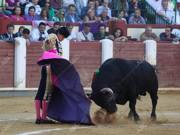 Leandro en su segundo toro en la feria de la Virgen de San Lorenzo, patrona de...