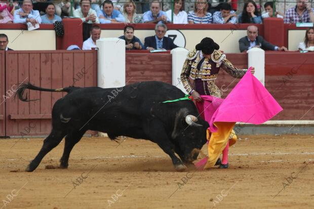 Daniel Luque en su segundo toro en la feria de la Virgen de San Lorenzo, patrona...