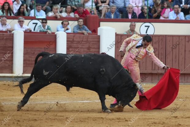 Ivan Fandiño en su segundo toro en la feria de la Virgen de San Lorenzo, patrona...