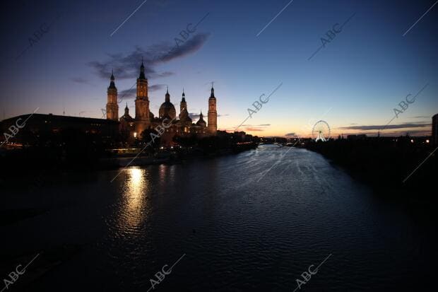 Atardecer del Pilar desde el puente de piedra sobre el Ebro foto Fabian Simon...