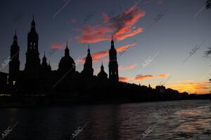 Atardecer del Pilar desde el puente de piedra sobre el Ebro foto Fabian Simon...