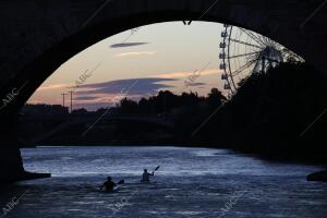 Atardecer del Pilar desde el puente de piedra sobre el Ebro foto Fabian Simon...