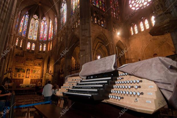 Leon. 26-09-2013. Catedral de Leon. Nuevo Organo. Archdc....Ana M. diez