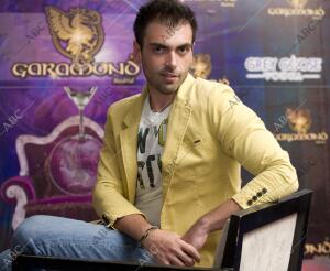 Hijo de la actriz y cantante Sara Montiel