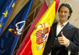 El Tenista Carlos Moya ha sido resentado com nuevo capitan del equipo español de...