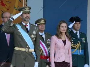 Dia de la hispanidad acto central con el desfile militar Presidido por Ssaarr...