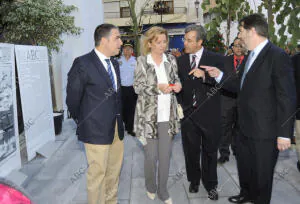 En la foto, de izquierda a derecha, el presidente de la Diputación de Málaga,...