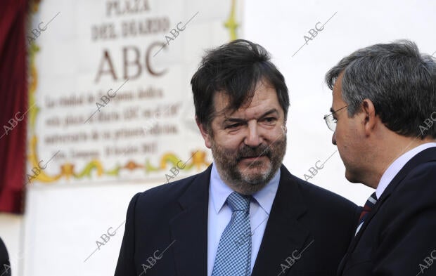 En la foto, de izquierda a derecha, el director de ABC, Bieito Rubido y el...