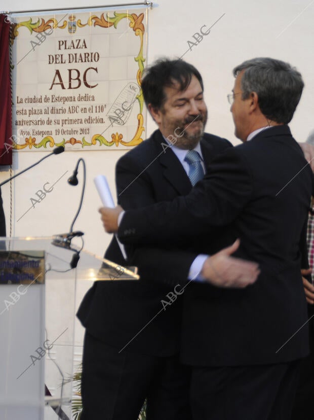 En la foto, el director de ABC, Bieito Rubido, saluda al alcalde de Estepona,...