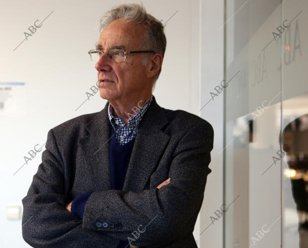 entrevista al catedratico santiago petschen,autor del libro "el arte de dar...