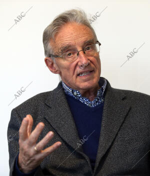 entrevista al catedratico santiago petschen,autor del libro "el arte de dar...