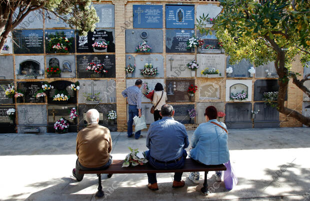 Celebracion del Dia de Todos los Santos, cementerio de Valencia