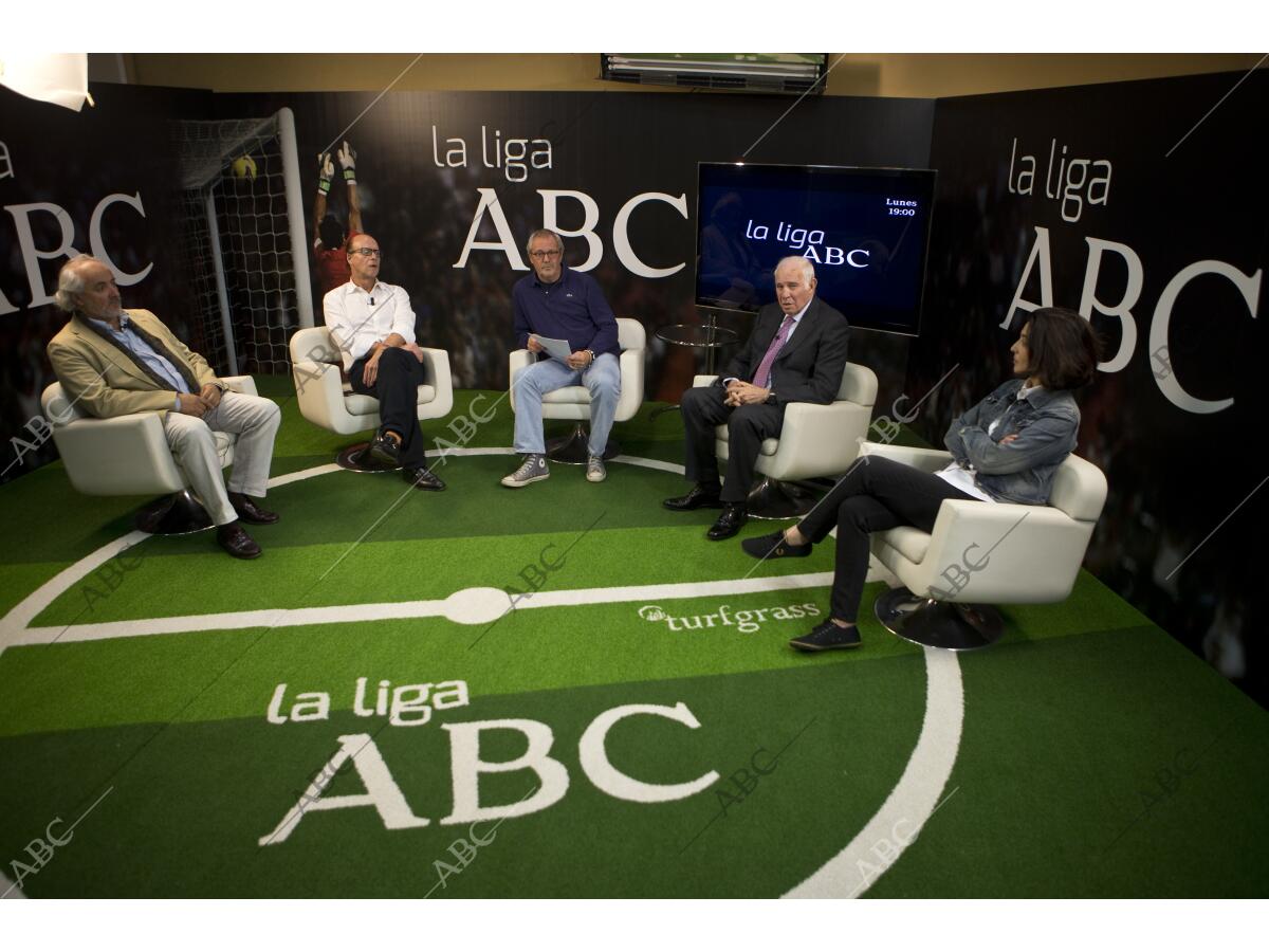 El Ex Seleccionador Español Luis Aragones Visita La Liga De Abc