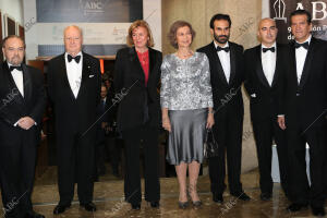 En la imagen, Su Majestad la Reina Sofía junto a la presidenta editora de ABC,...