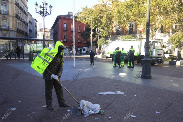 Basura en el centro de madrid, servicios minimos escoltados por la policia...