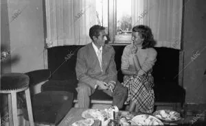 Miguel Báez "Litri", conversando con la artista de cine Rita Hayworth en el...