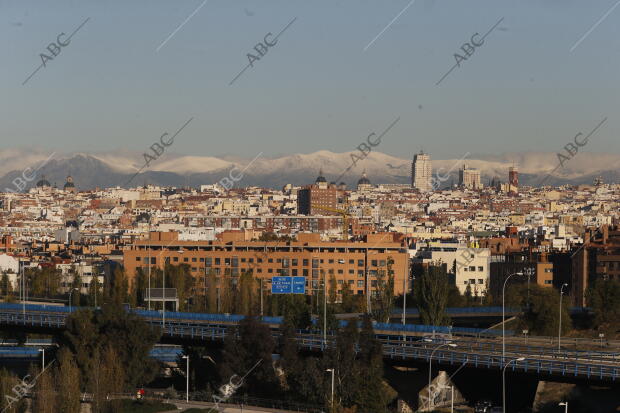 primera nevada en la sierra de madrid navacerrada vista desde el parque del...