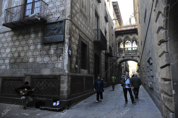 Barrio Gotico de Barcelona. Plaza del Rey. Catedral. Carrer del Bisbe. Sant...