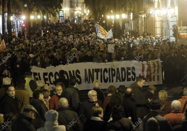 Multitudinaria marcha en Valencia en protesta por el cierre de Radiotelevisión...