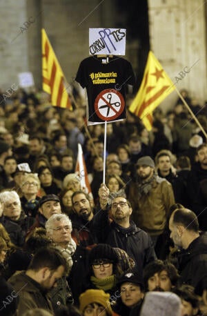 Multitudinaria marcha en Valencia en protesta por el cierre de Radiotelevisión...