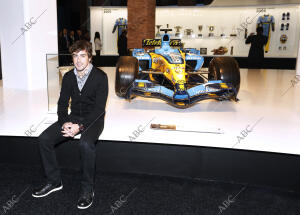 Fernando Alonso inaugura su exposición en el Centro Canal de Madrid