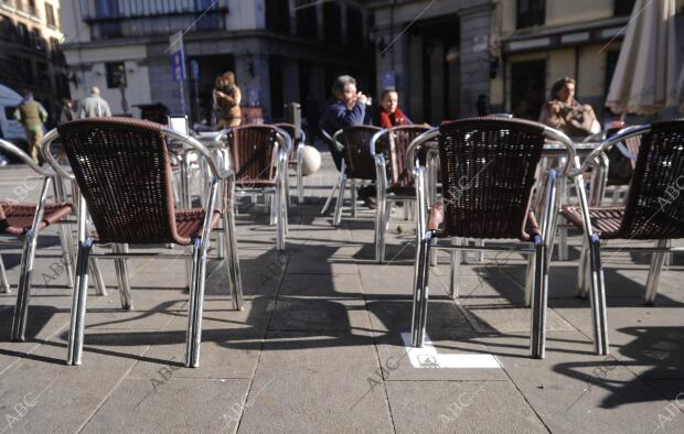 En las terrazas de los bares de la plaza de san miguel han pintado unas marcas...