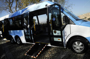 El alcalde, Emiliano García-Page, presentó los nuevos microbuses que prestarán...