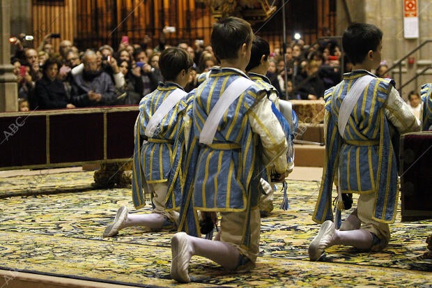 Los Seises bailan y cantan en la octava de la Inmaculada, en la Catedral