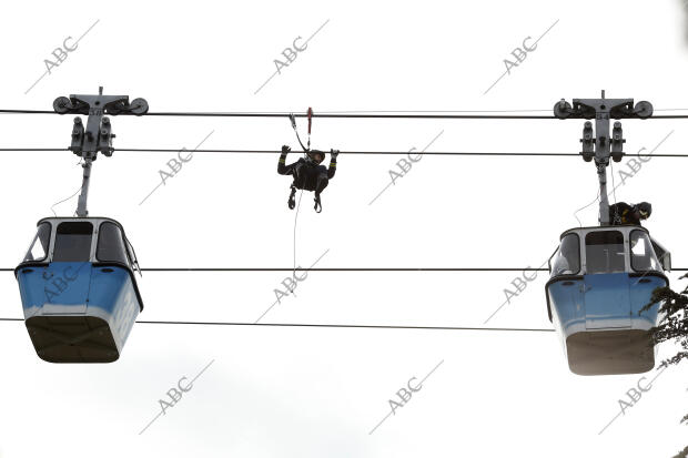 Maniobra de rescate en Teleferico A cargo de los Bomberos Dela ayuntamiento de...