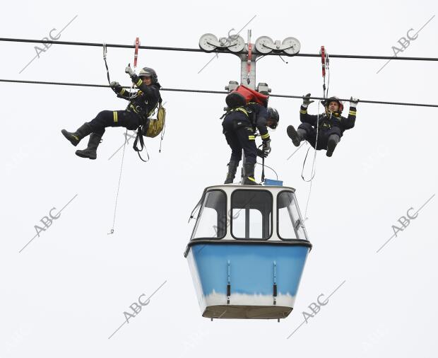 Maniobra de rescate en Teleferico A cargo de los Bomberos Dela ayuntamiento de...