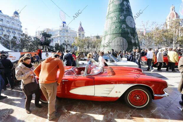 concentración de coches clasicos en la Plaza del Ayuntamiento de Valencia