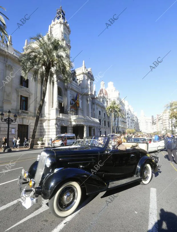 concentración de coches clasicos en la Plaza del Ayuntamiento de Valencia