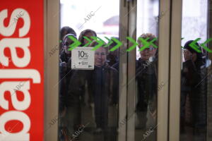 Comienzo de las Rebajas de invierno en la zona comercial de Preciados Foto