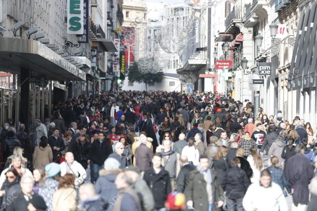 Comienzo de las Rebajas de invierno en la zona comercial de Preciados Foto