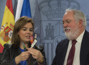 Rueda de prensa de Soraya Saenz de Santamaria y Miguel Arias Cañete al termino...