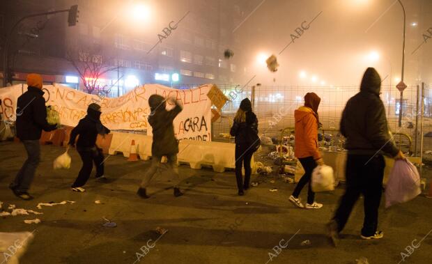 Alrededor de 200 radicales cortan el tráfico de una de las vías principales de...