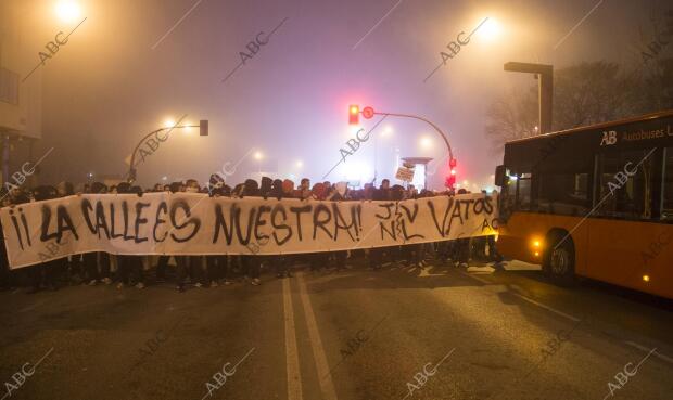 Alrededor de 200 radicales cortan el tráfico de una de las vías principales de...
