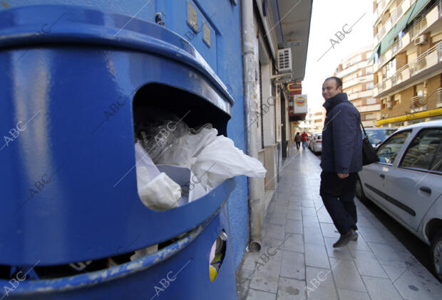 Papelera en la calle Isaac Albéniz en el barrio del Plá Hospital Foto Juan...