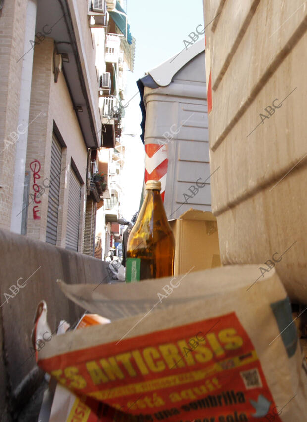 Suciedad junto a contenedores de la calle Antonio Maura del barrio del Plá...