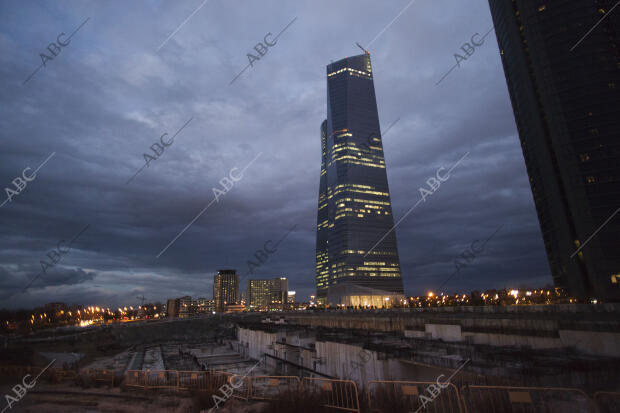 Agujero de las obras del palacio de congresos de Madrid, junto a las cuatro...