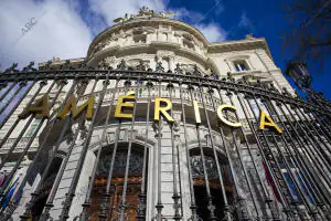 En la imagen, Palacio de Linares, en la plaza de Cibeles, que alberga desde 1992...