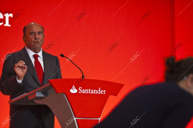 rueda de prensa para dar los resultados del Banco Santander, por Emilio Botín y...