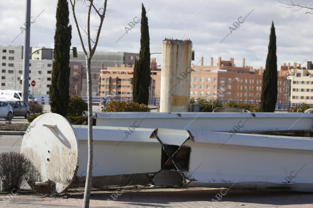 Obelisco Caido por el viento en avenida ensanche de Vallecas con M-45