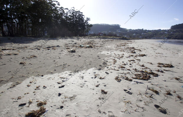 El temporal deja sin arena la playa de Cedeira