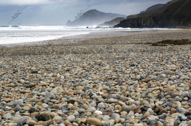El temporal deja sin arena la playa de Ponzos