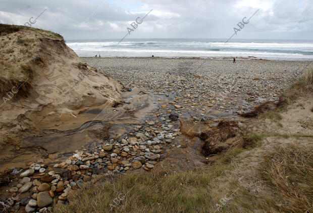 El temporal deja sin arena la playa de Ponzos