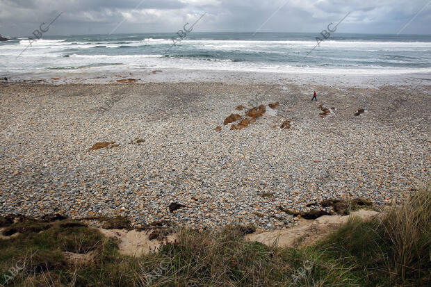 El temporal deja sin arena la playa de Ponzos