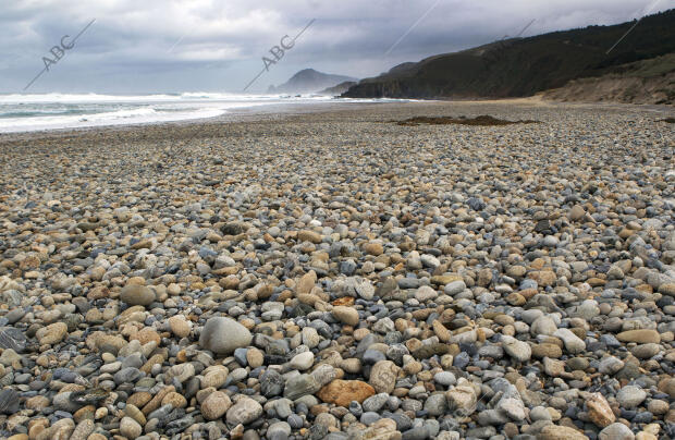 El temporal deja sin arena la playa de Ponzos